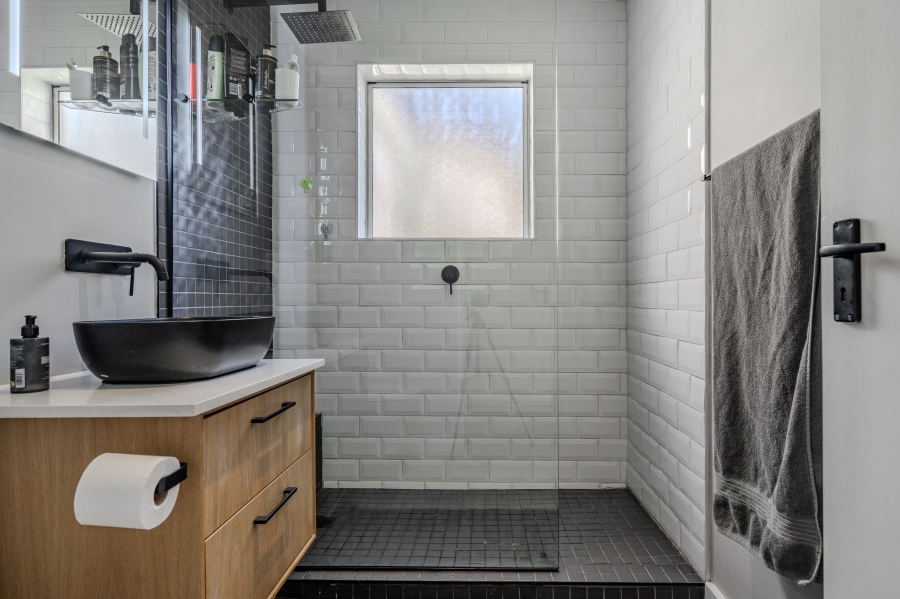 2 Bedroom Property for Sale in Vredehoek Western Cape